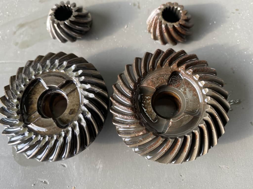 A picture of Suzuki DF 2.5 replacement gears side by side with old for comparison